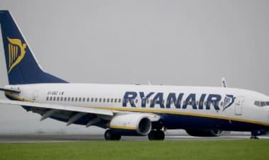 Volo Ryanair tarda di 12 ore e il genitore perde la laurea del figlio