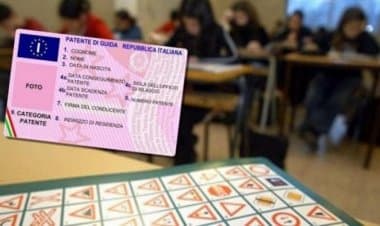 Truffa all’esame per la patente: Telefonino e auricolare per copiare