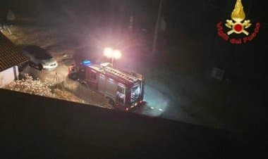 Luino, abitazione in fiamme