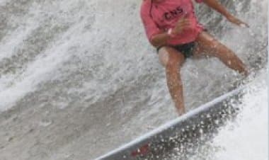 Dramma nel mondo del surf: la migliore star del surf viene uccisa da un fulmine