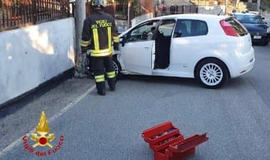 Induno Olona (Va),  autovettura  senza controllo