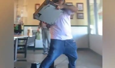 USA, cliente irritato lancia il registratore di cassa attraverso la finestra - VIDEO