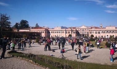 Varese. Grande manifestazione a favore della riapertura delle scuole
