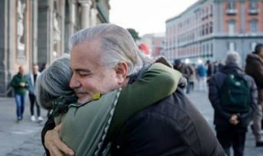 Coronavirus, gli abbracci nella stanza della CGIL