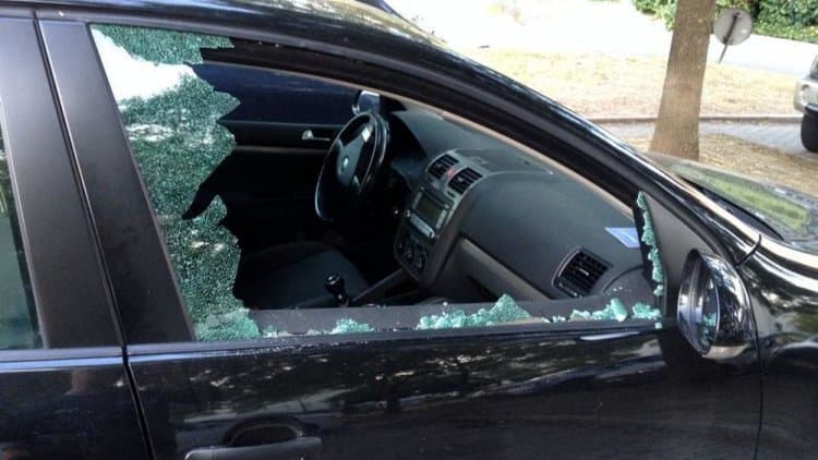 Cinquantenne rompe i vetri delle auto in sosta per rubare gli spiccioli