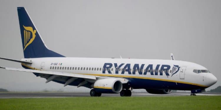 Volo Ryanair tarda di 12 ore e il genitore perde la laurea del figlio