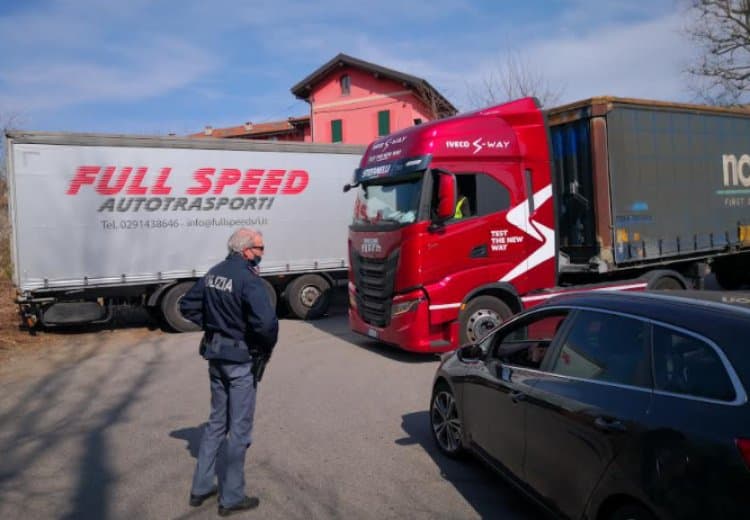 Varese. Automezzo incastrato in via Piana di Luco… e non è il primo