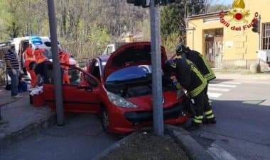 Laveno Mombello. Auto contro semaforo