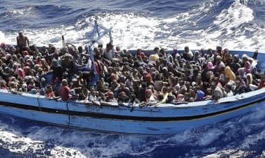 Migranti, l'SOS: "Tre barche alla deriva”