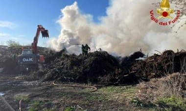 Sesto Calende, incendio a una azienda di legname