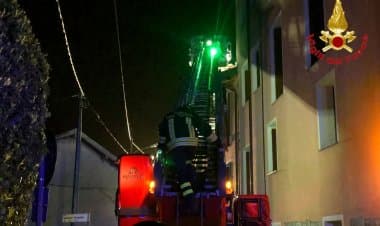 Biandronno, tetto incendiato di tre villette a  schiera