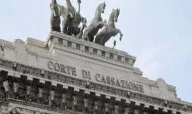 La Cassazione: “Il lavoratore depresso che esce e si diverte durante la malattia non può essere licenziato”.