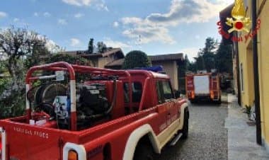Cadrezzate (Va), via Solferino, tetto in fiamme