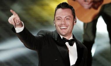 Tiziano Ferro rimanda al 2023 il tour estivo negli stadi