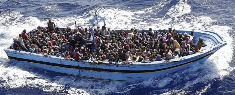 Migranti, l'SOS: "Tre barche alla deriva”