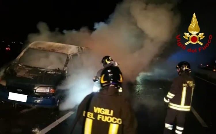 Auto in fiamme nella notte a Gorla Maggiore