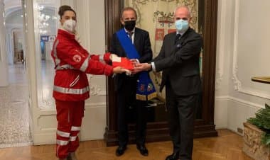 La bandiera della Croce Rossa Italiana svetta su Villa Recalcati