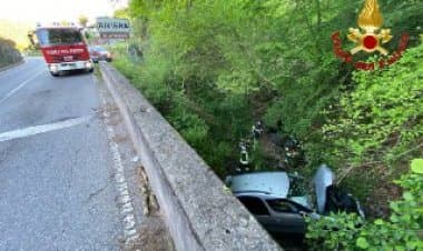 Montegrino Valtravaglia (Va) via Molino D’Anna, auto precipita