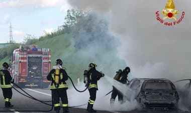 Auto in fiamme sull'A36 Pedemontana all'altezza di Cislago