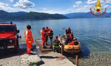 Ispra: i vigili del fuoco salvano un anziano caduto nel lago