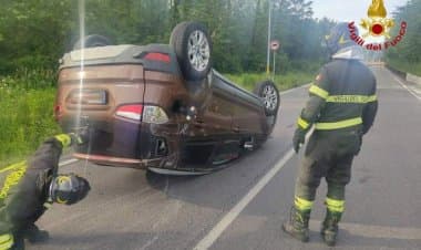 Vergiate, auto ribaltata