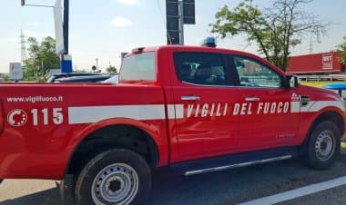 Osmate,in  25 operatori per un incendio