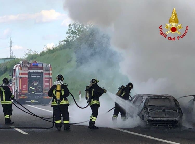 Auto in fiamme sull'A36 Pedemontana all'altezza di Cislago
