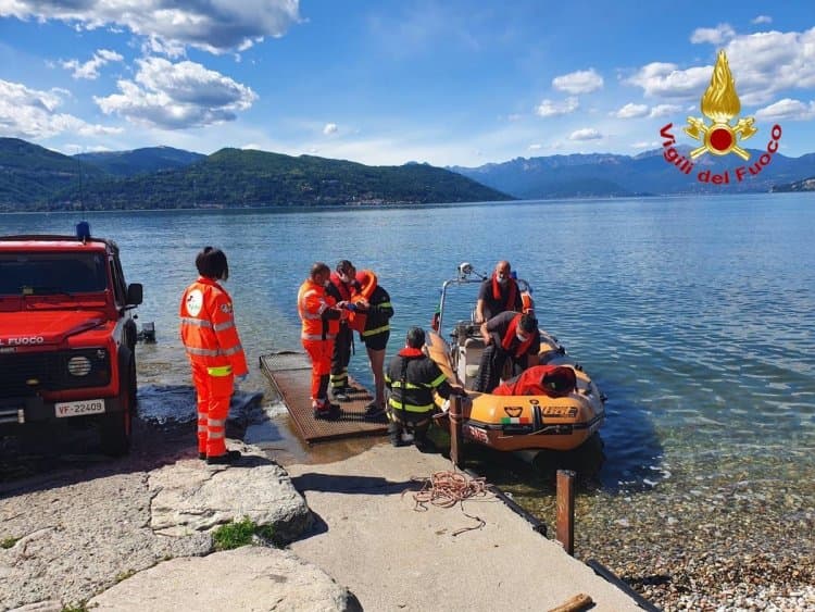Ispra: i vigili del fuoco salvano un anziano caduto nel lago