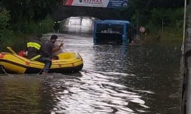 Busto Arsizio sotto il diluvio. Pullman rimasto bloccato