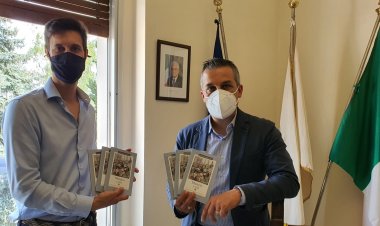 Pellegrini Spa dona dei libri sul Dialetto milanese alla biblioteca di Cassano Magnago