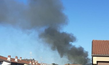 Fagnano Olona, autorimessa in fiamme. Fumo visibile a km di distanza