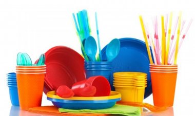 STOP da oggi a bicchieri, cannucce, piatti e posate di plastica
