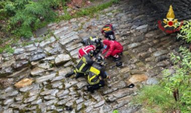 Cittiglio, scontro auto moto, conducente nel torrente