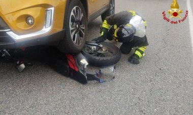Varese, la due ruote è rimasta incastrata sotto l’auto.