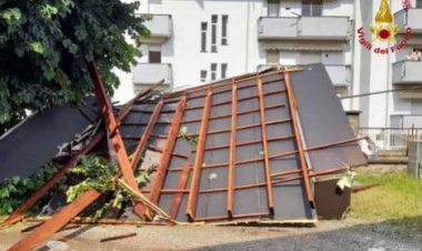 Gallarate, si stacca copertura e colpisce auto