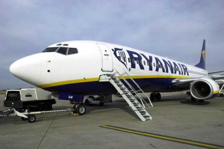 Evacuato aereo Ryanair: clandestino si chiude nel bagno