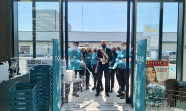 Emanuele Antonelli a tagliare il nastro di Tigotà  all'ex Mizar