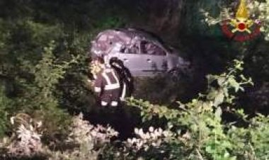 Mercallo, auto precipita in una scarpata