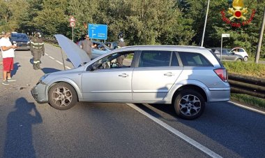Rancio Valcuvia: auto contro guard rail.