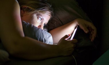 Andare a letto tardi ogni sera fa male: gli esperti mettono in guardia contro la “sindrome da sonno posticipato”