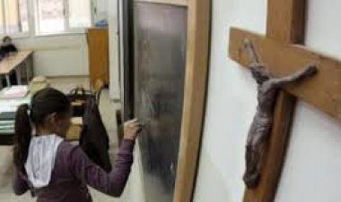 Sezioni unite, : crocifisso in aula se decidono gli alunni.