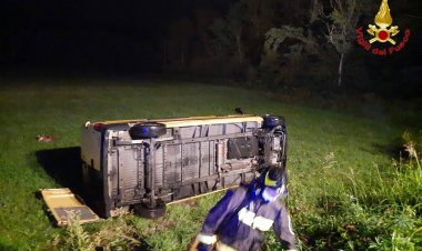 Mesenzana (Va). Furgone si ribalta fuoristrada