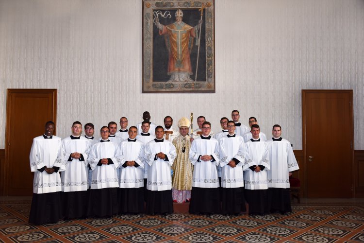 L'Arcivescovo Mario Delpini con i 17 candidati al Presbiterato
